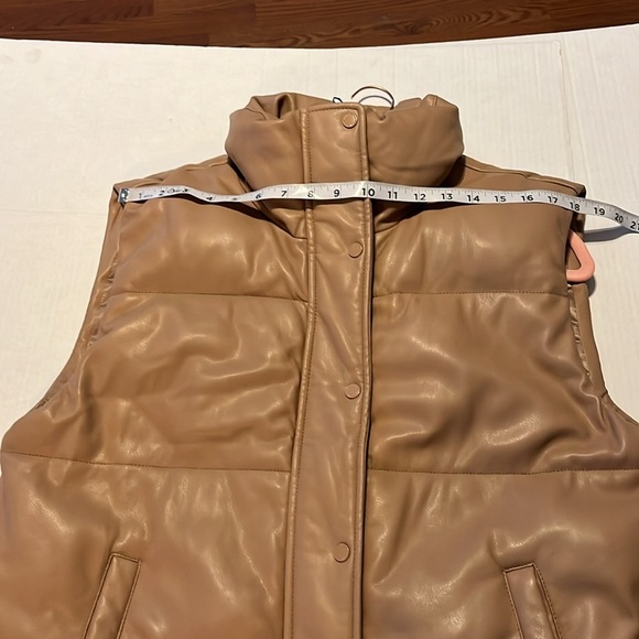 Abercrombie & Fitch-L-Tan-vegan leather, sleeveless, oversized, puffer, vest. - Picture 9 of 12